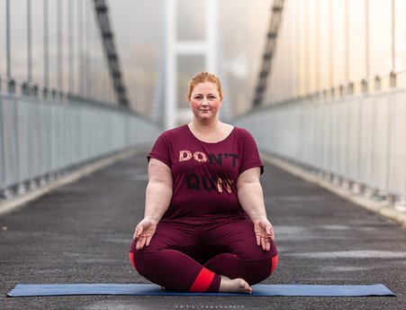 Kristine Sofiedal gjør myk yoga